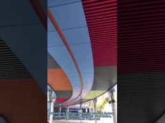 डेकोरेटिंग सस्पेंडेड मेटल सीलिंग यू एल्युमिनियम प्रोफाइल स्क्रीन सीलिंग 20mm मोटाई